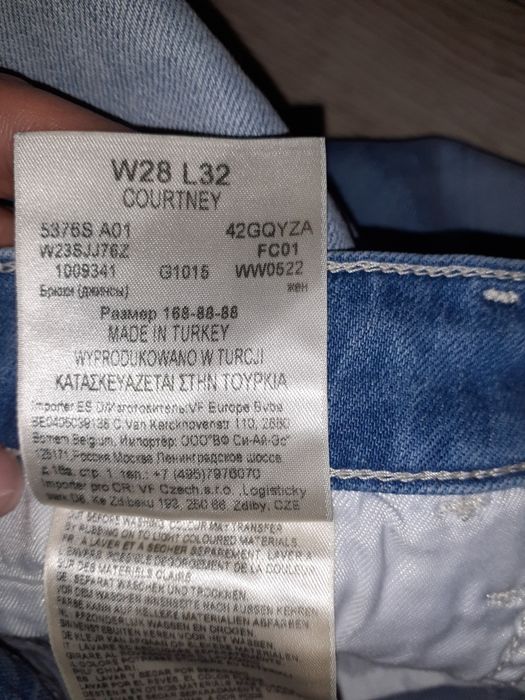 Spodnie Wrangler z przetarciami 28/32