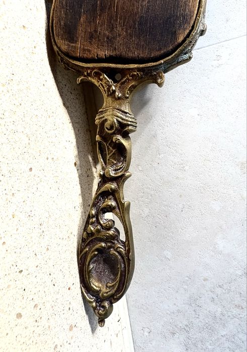 Antiga estrutura de espelho de mão em bronze com amorosos anjnhos