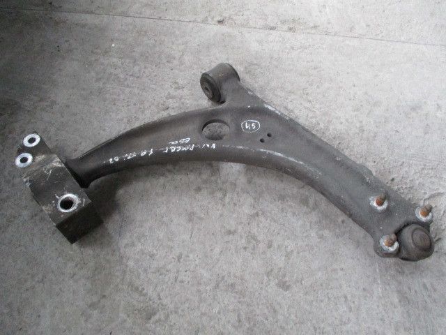 Braço de suspensão frente esquerdo VOLKSWAGEN Passat (3B3)