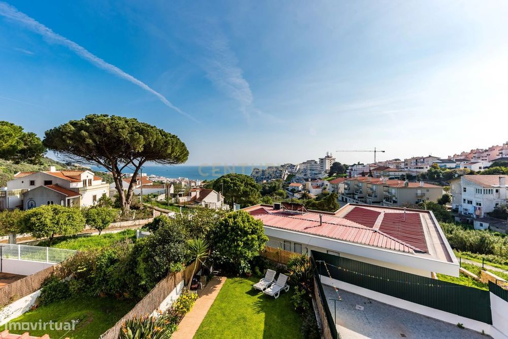 Moradia Renovada em Sesimbra com Vista Mar e Castelo