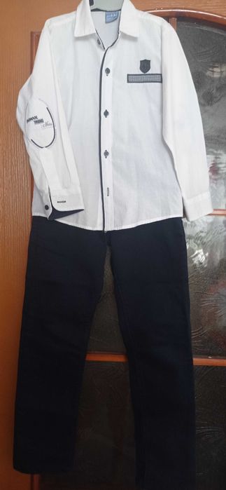 Чорні джинси та біла сорочка для хлопчика 6-7 років