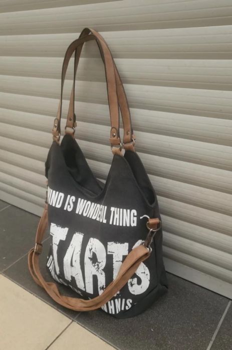 Listonoszka czarna z napisem