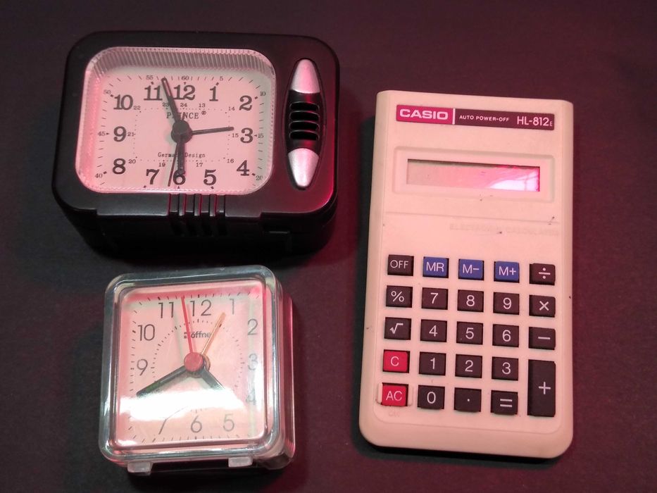 Dwa budziki plus kalkulator Casio.