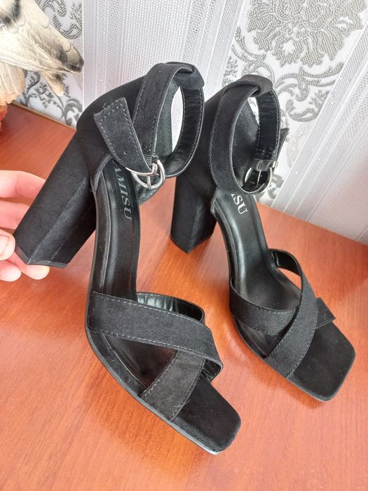 Нові босоніжки на каблучку