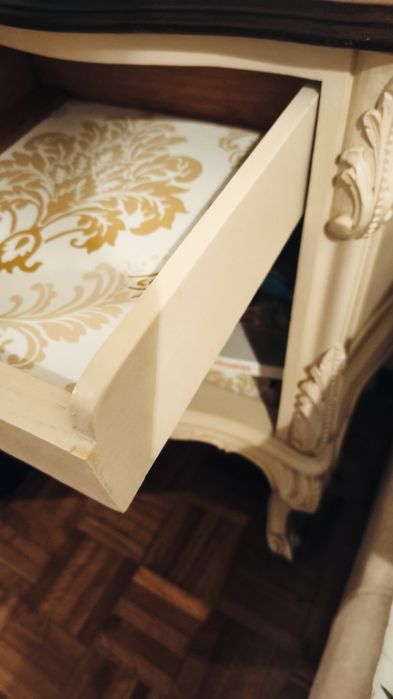 Cómoda e 2 mesas de cabeceira restauradas. Estilo Queen Anne. Disponível para mais informações.