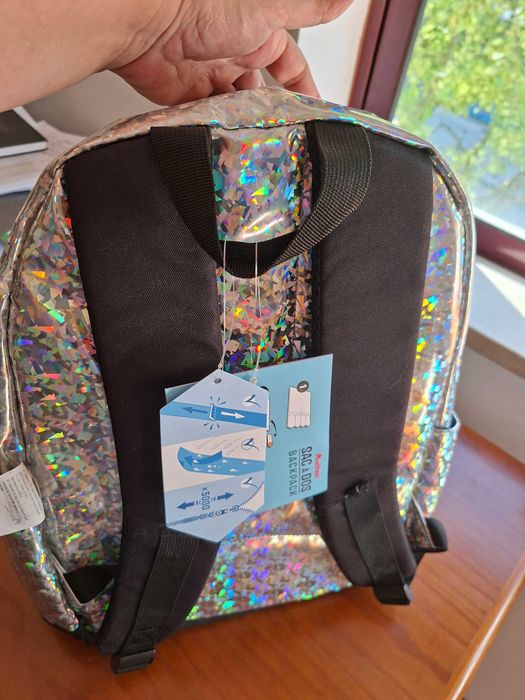 Mochila escolar  NOVA muito linda Impermeável