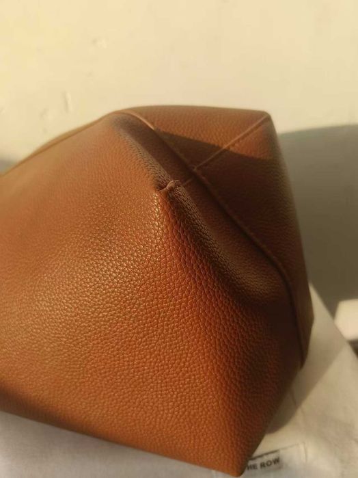 Bolsa bucket The Row castanha