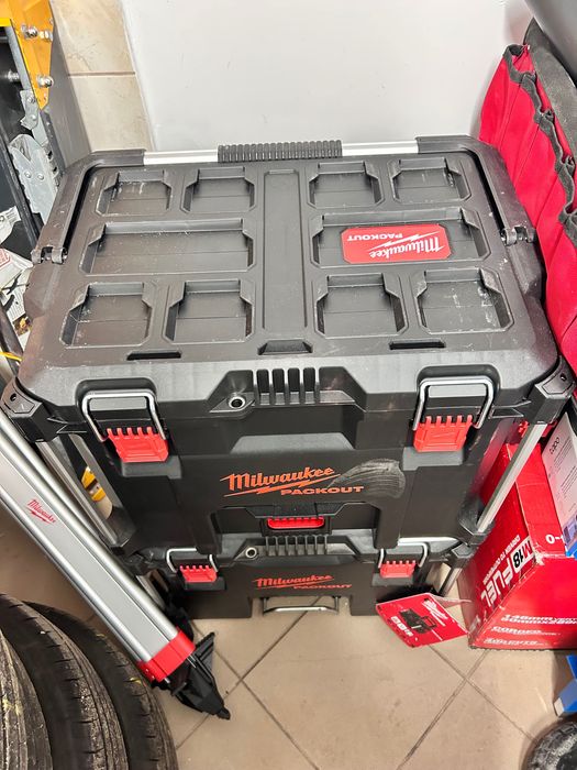 Milwaukee M18 RLOH600-201C – niwelator laserowy + statyw