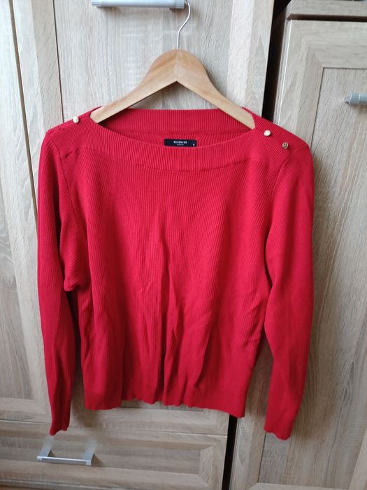 Czerwony sweter reserved