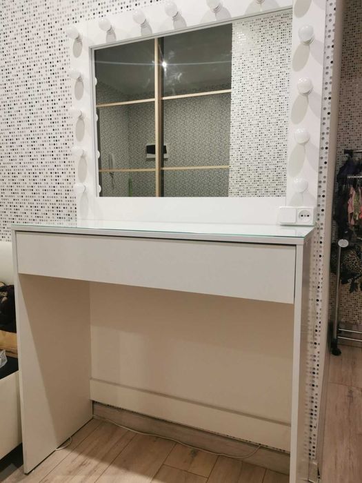 Продам стіл для макіяжу