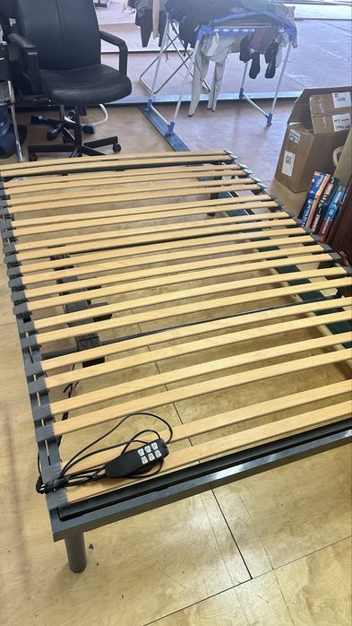 cama articulada elétrica com ripas de madeira e controle com fio