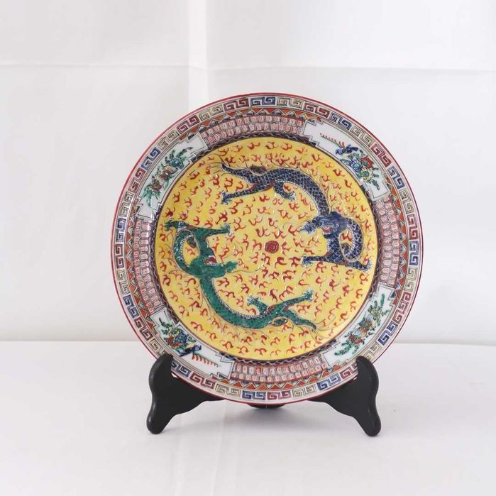 Prato oriental com representação de dragões