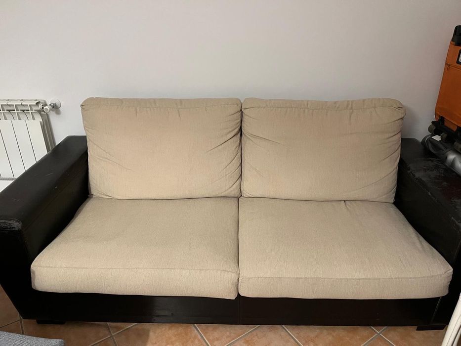 Sofá 2 Lugares em Tecido Bege, Estrutura Preta, Compacto e Confortável