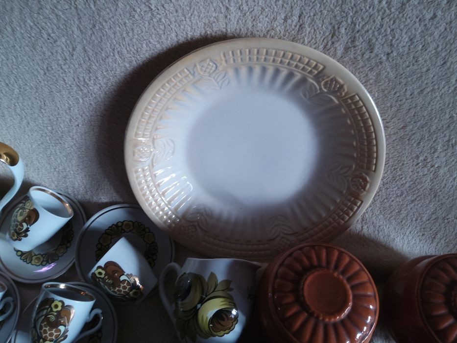 Посуда  тарелки ,чашки,молочники