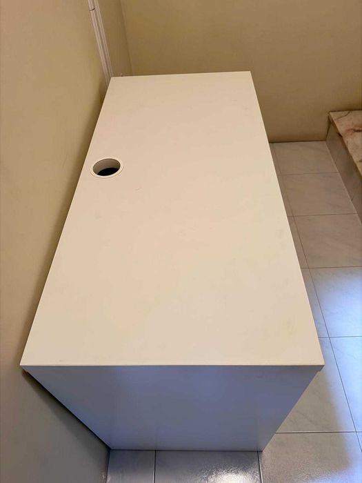 Secretária Branca com gavetas e porta para venda