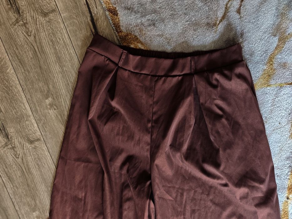 Czekoladowe spodnie z szerokimi nogawkami high waist eleganckie szwedy