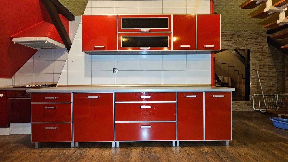 Czerwone meble kuchenne Bodzio, duży zestaw z lodówką Bosch.
