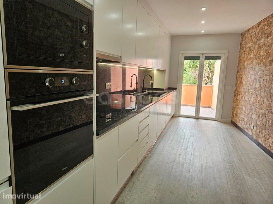 Duplex T3 composto por 2 pisos com garagem em Estômbar, Lagoa