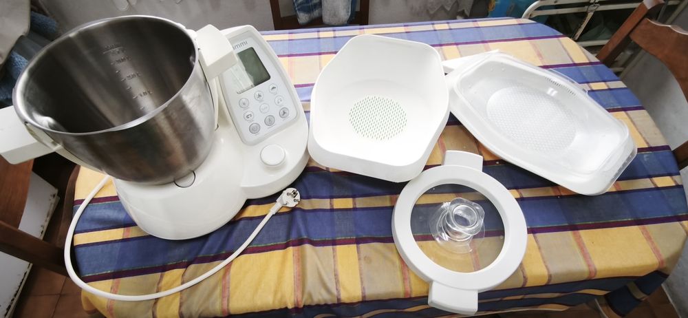 Robot de cozinha Yämmi 2XL com alguns acessórios