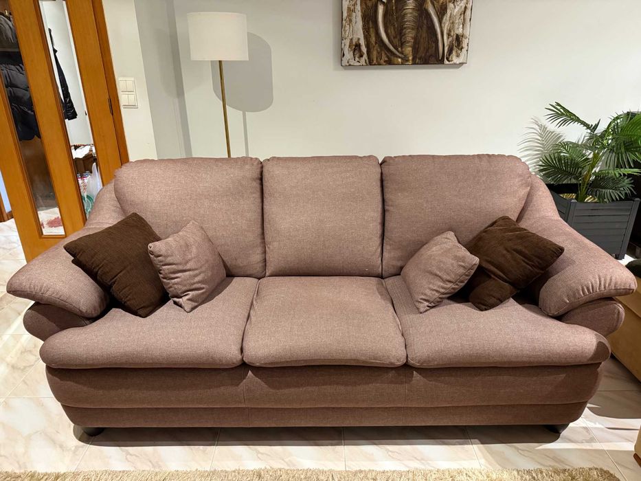 Sofá em tecido castanho em muito bom estado