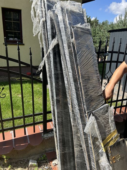 Parapety zewnetrzene czarne metalowe grube