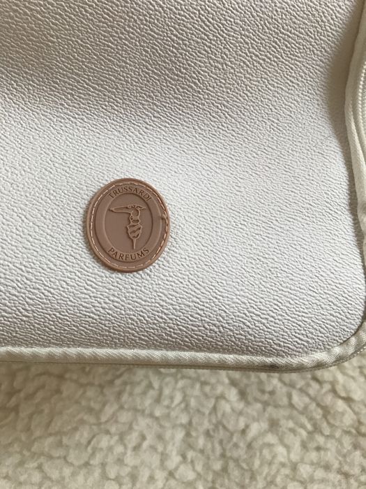 Duża biała kosmetyczka podróżna, kuferek pudrowy róż Trussardi