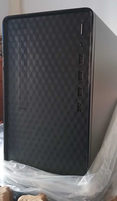 Desktop HP NOVO com teclado e rato incluídos