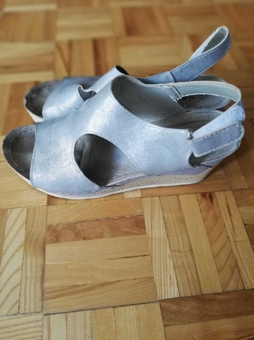 Sprzedam sandały srebrne na koturnie rozmiar 41