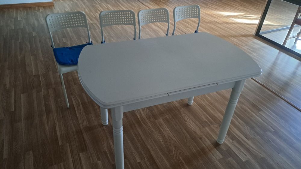 Vendo mesa extensível com 4 cadeiras