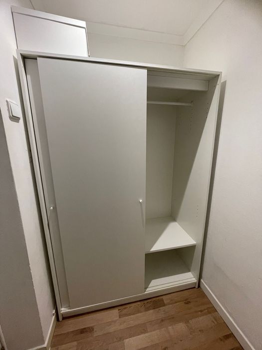 Roupeiro com portas deslizantes como novo