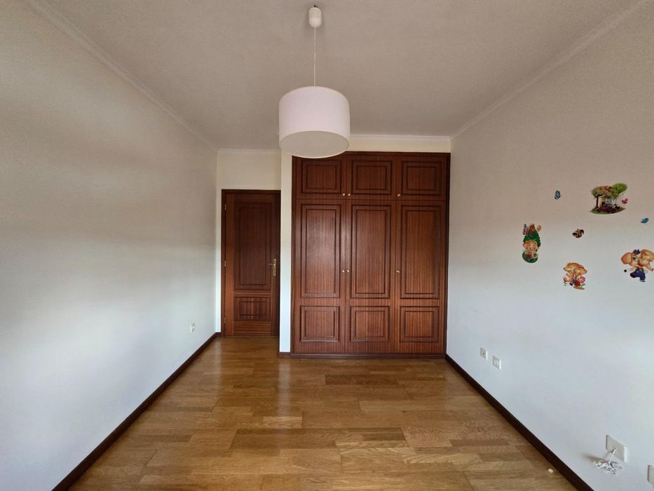 Vendo ou arrendo T3 com 3 casas de banho e parqueamento - cozinha equipada, em Mozelos