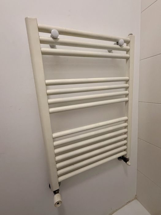 Toalheiro/secador branco lacado com aquecimento a água.