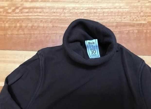 Camisola básica castanha de gola alta da BSK