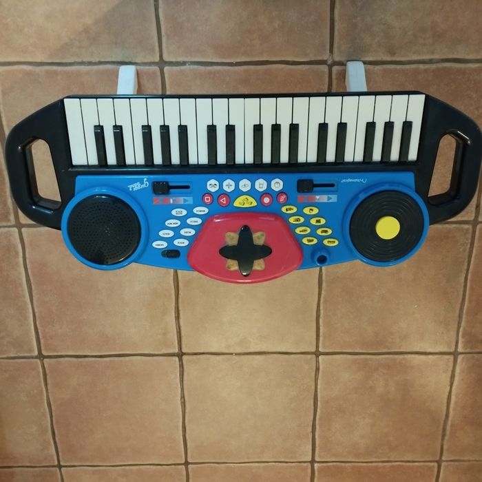 Teclado musical criança