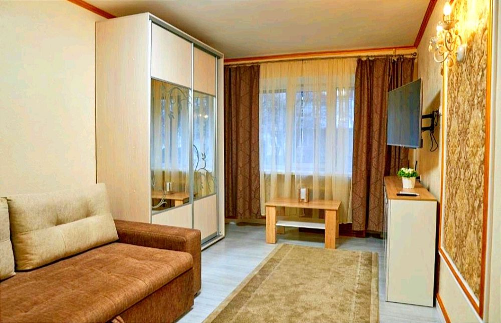 Квартира Центр Сахарова на 1 поверсі! Жалюзі на вікнах!