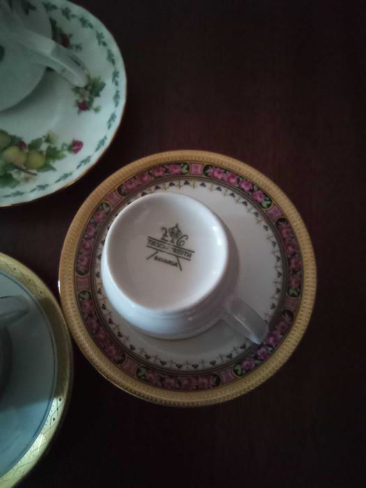 Chávenas diversas em porcelana