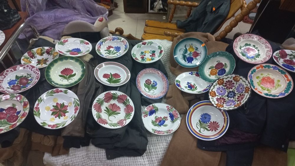 Продаються  старі тарілки.