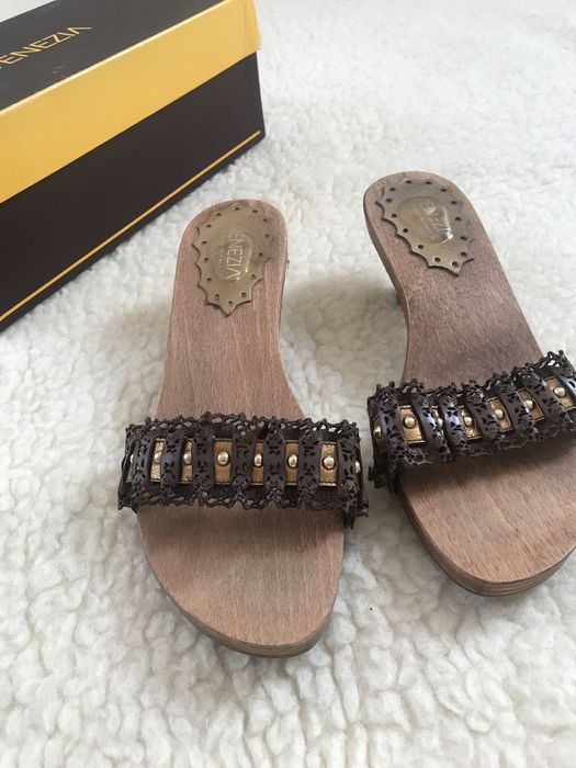 Drewniane brązowe eleganckie klapki na średnim obcasie vintage Venezia