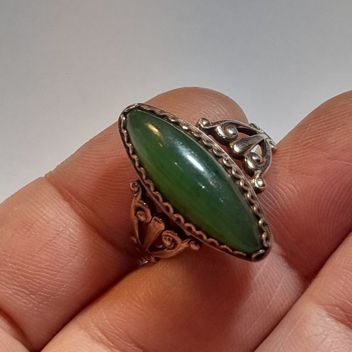 Srebrny pierścionek z nefrytem
