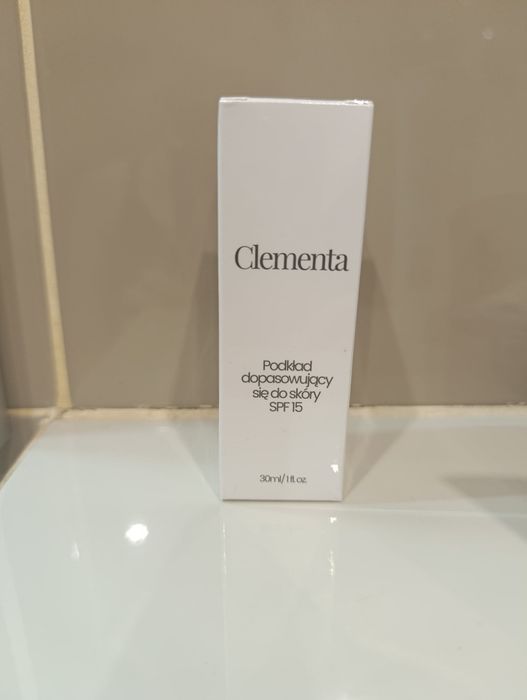 Podkład clementa dopasowujący się do cery SPF15.
