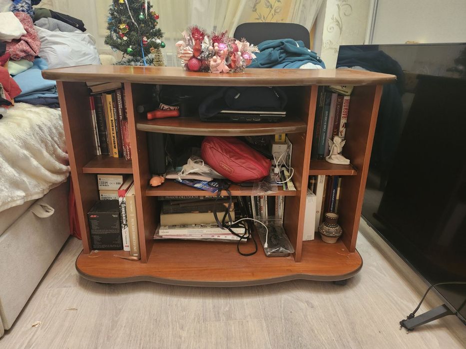 Тумба під телевізор на колесиках