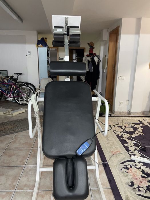 Equipamento terapêutico utilizado para descompressão da coluna lombar e cervical, alívio da pressão nos discos intervertebrais e apoio em tratamentos