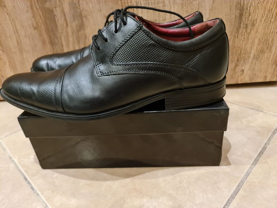 Gustowne skórzane buty Lasocki – rozmiar 44
