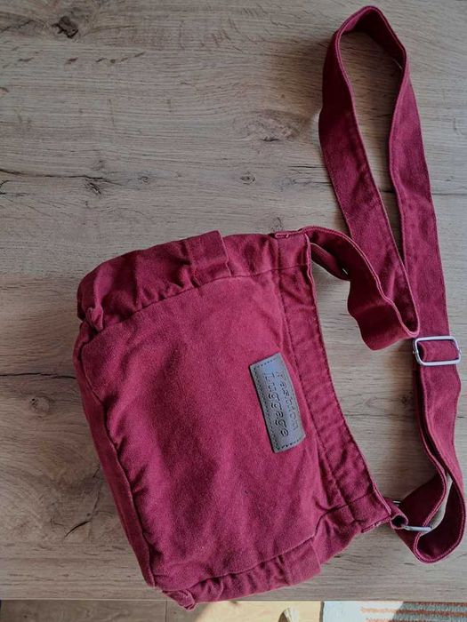 Bardzo ładna torebka na ramię,grube płótno.