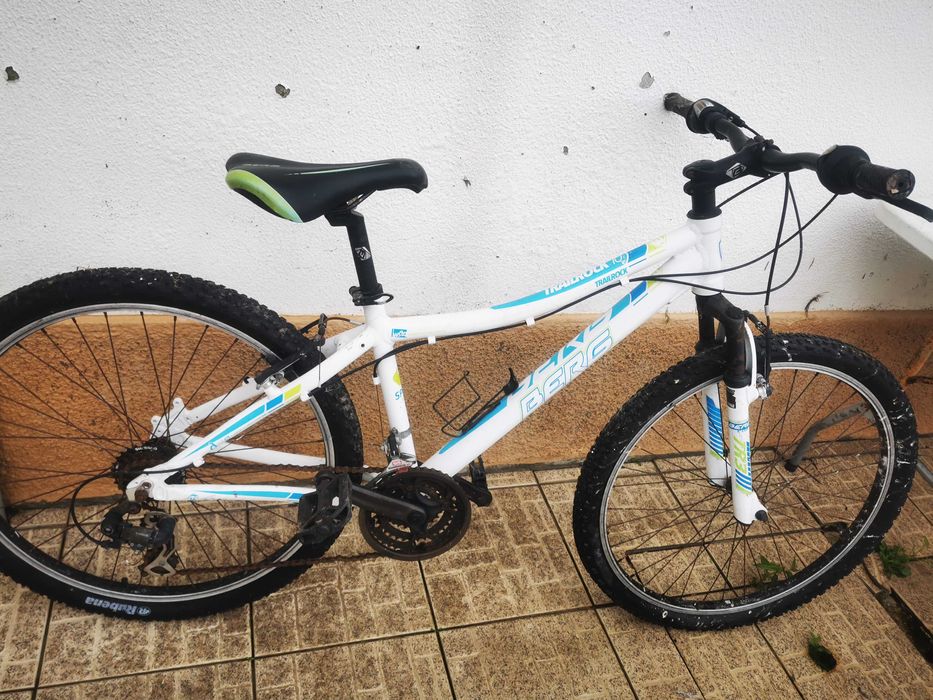 Bicicleta com bastante uso.