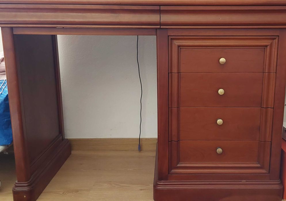 Desk in excellent overall condition, possible delivery64740385989890120