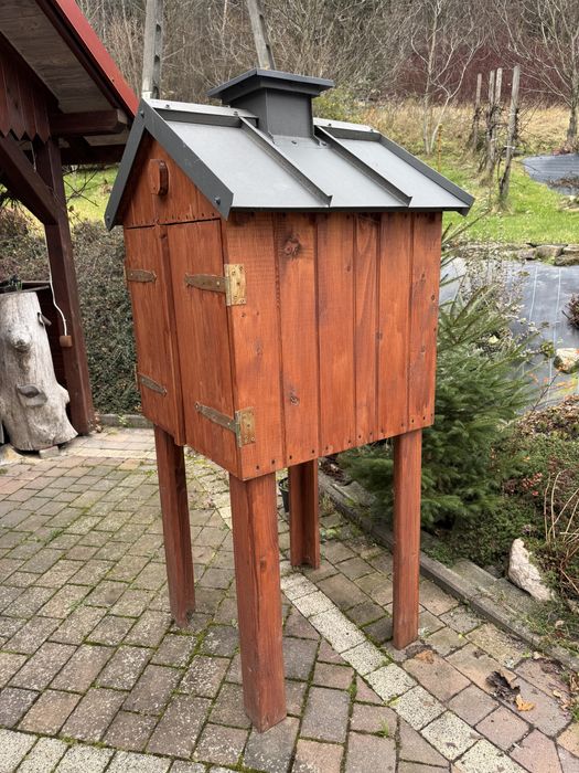 Wędzarnia drewniana - solidna na nogach - eleganckim daszkiem