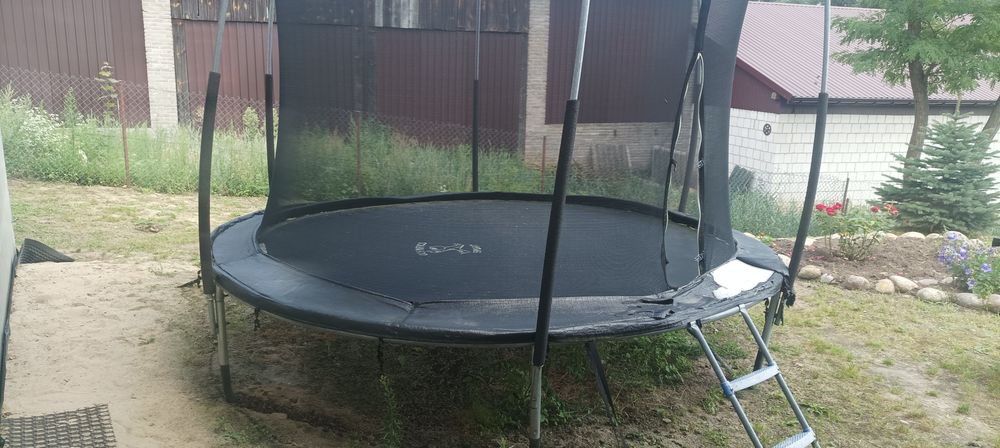 Trampolina i zjezdzalnia