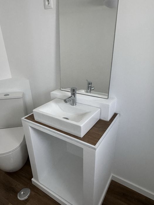 Arrendo T1/T2 totalmente remodelado Charneca Caparica