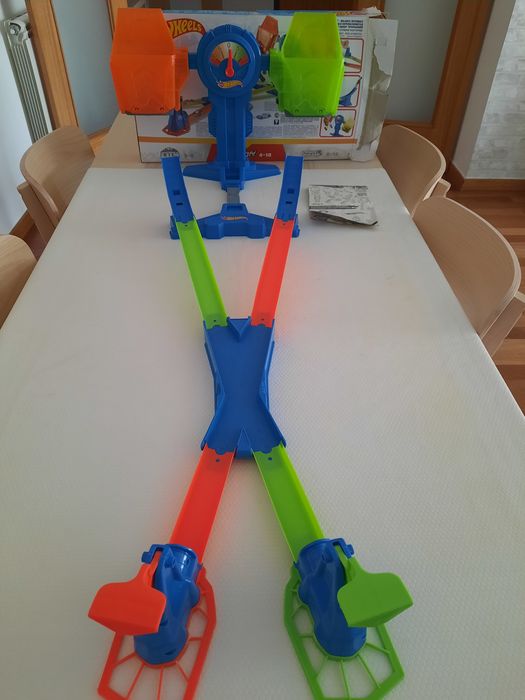 Várias pistas da Hot Wheels